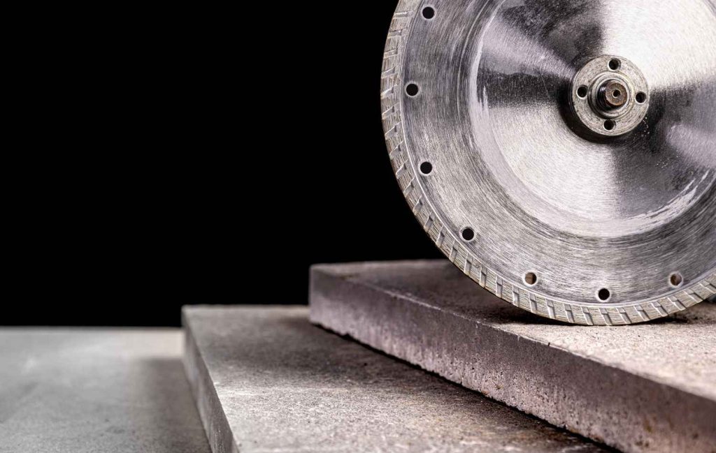 ניסור דלת בטון